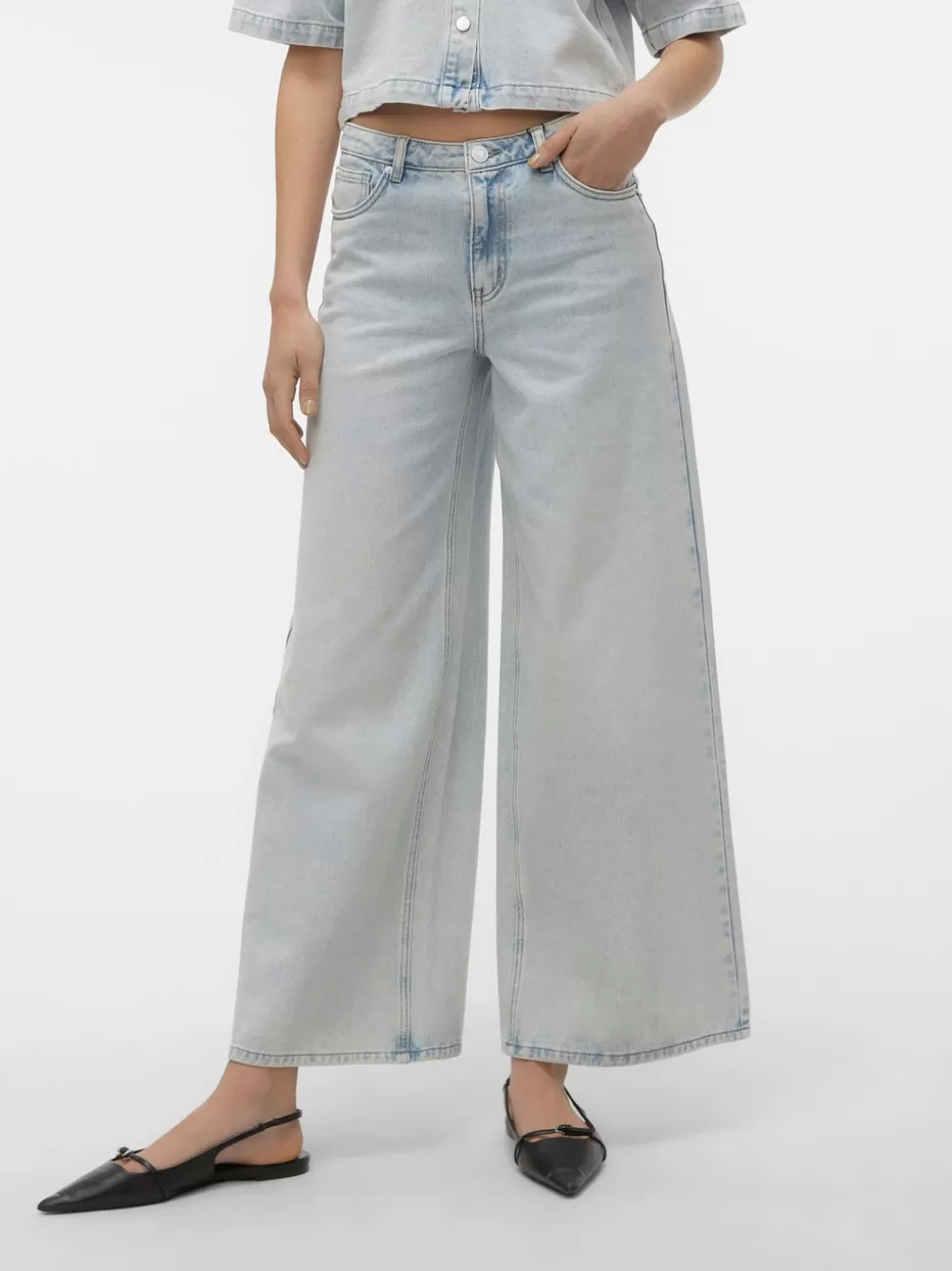 Jeans^VERO MODA VMANNET Medelhög Midja Vid Passform Jeans Light Blue Denim
