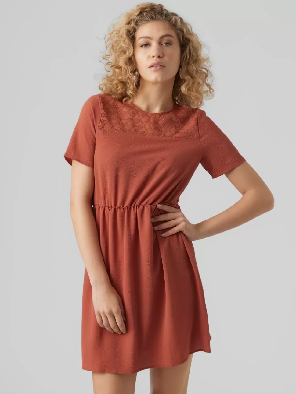 Klänningar^VERO MODA VMSASHA Kort Klänning Marsala