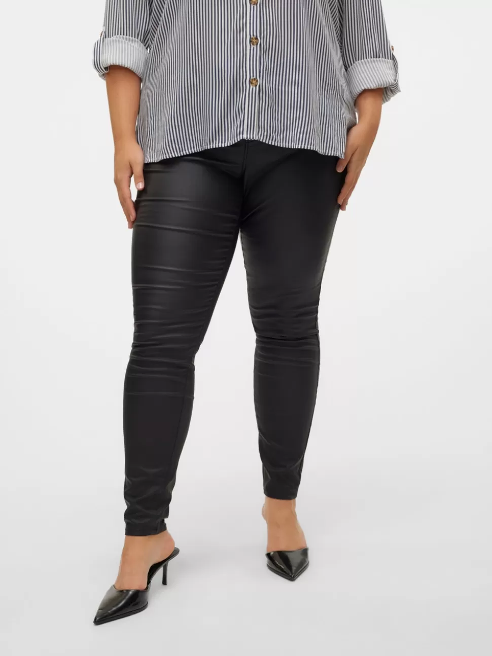 Byxor^VERO MODA VMSEVEN Normalhög Midja Byxor Black